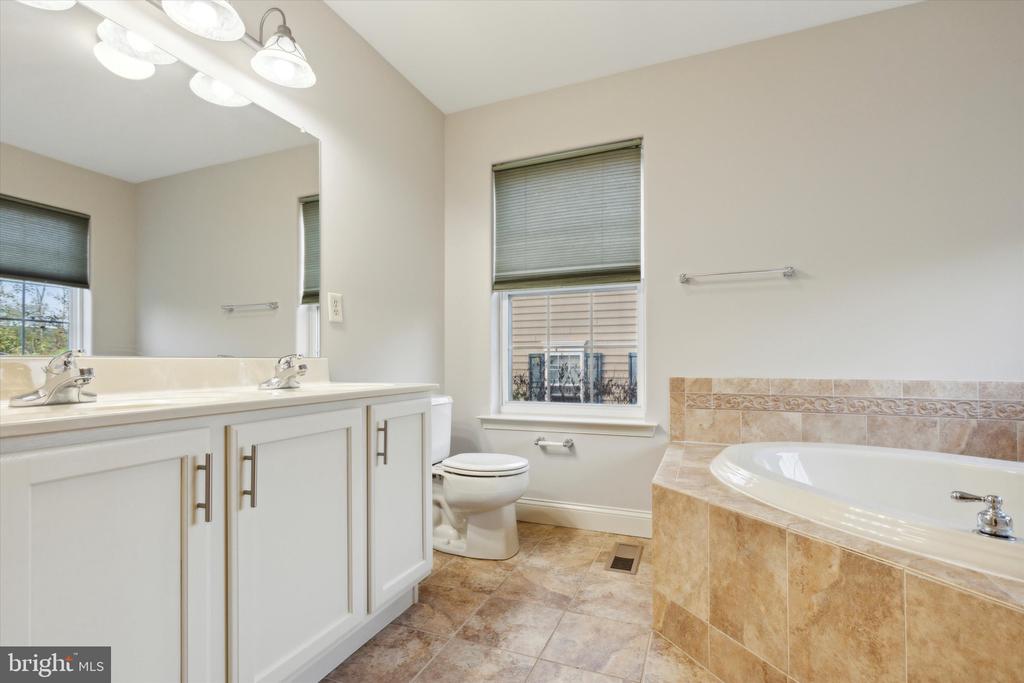 1022 Rosemont Ter