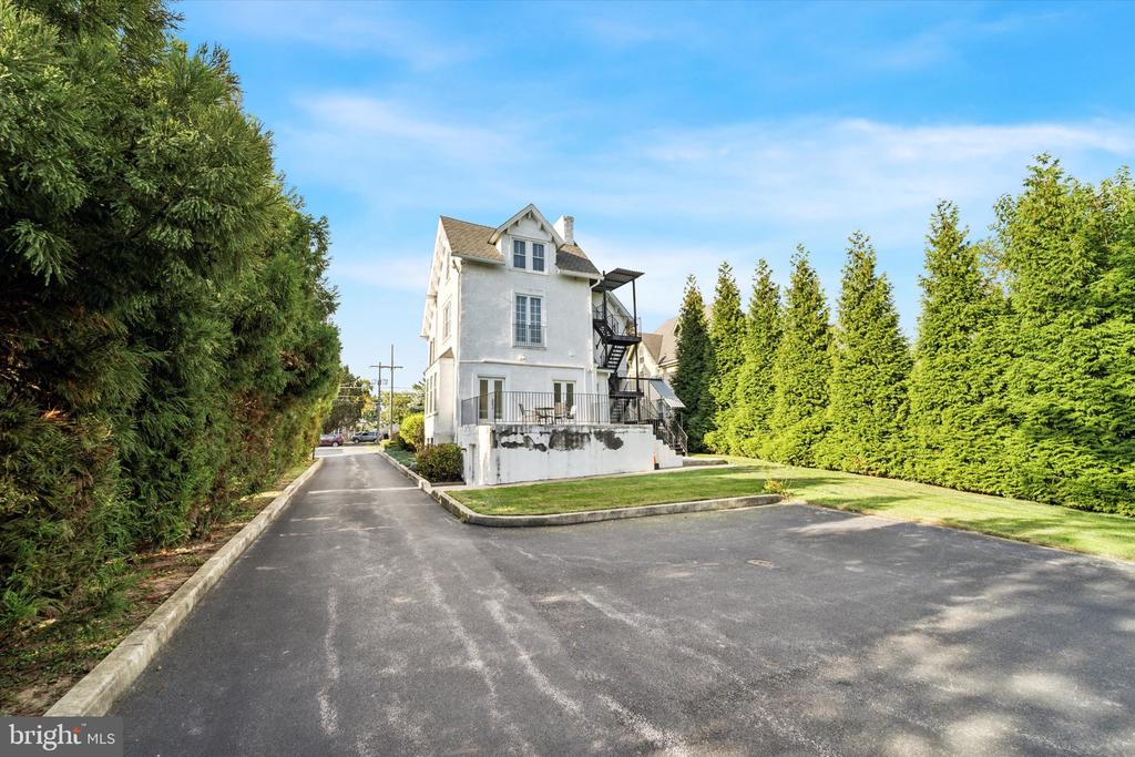105 Ardmore Ave