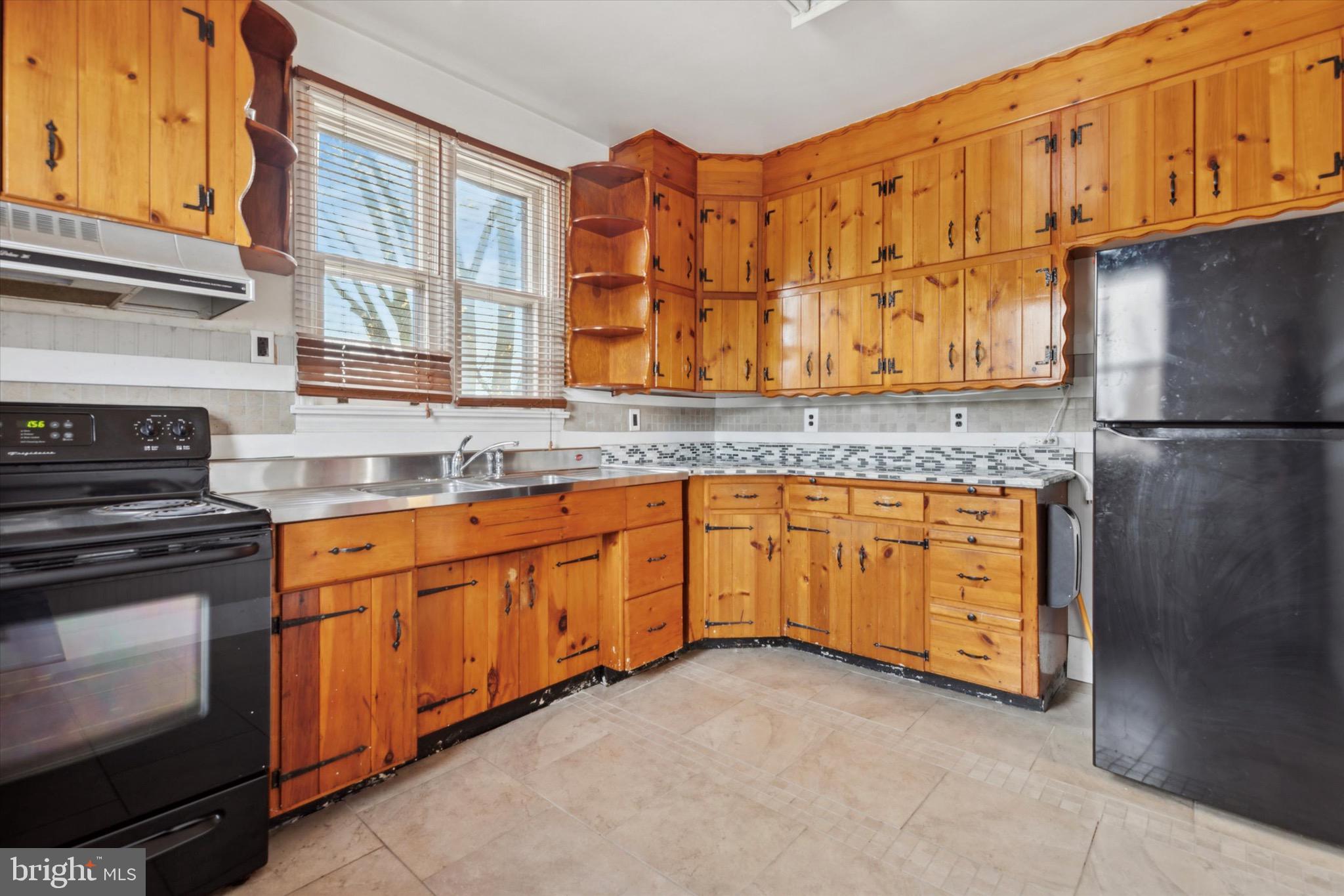 619 Old Elm St