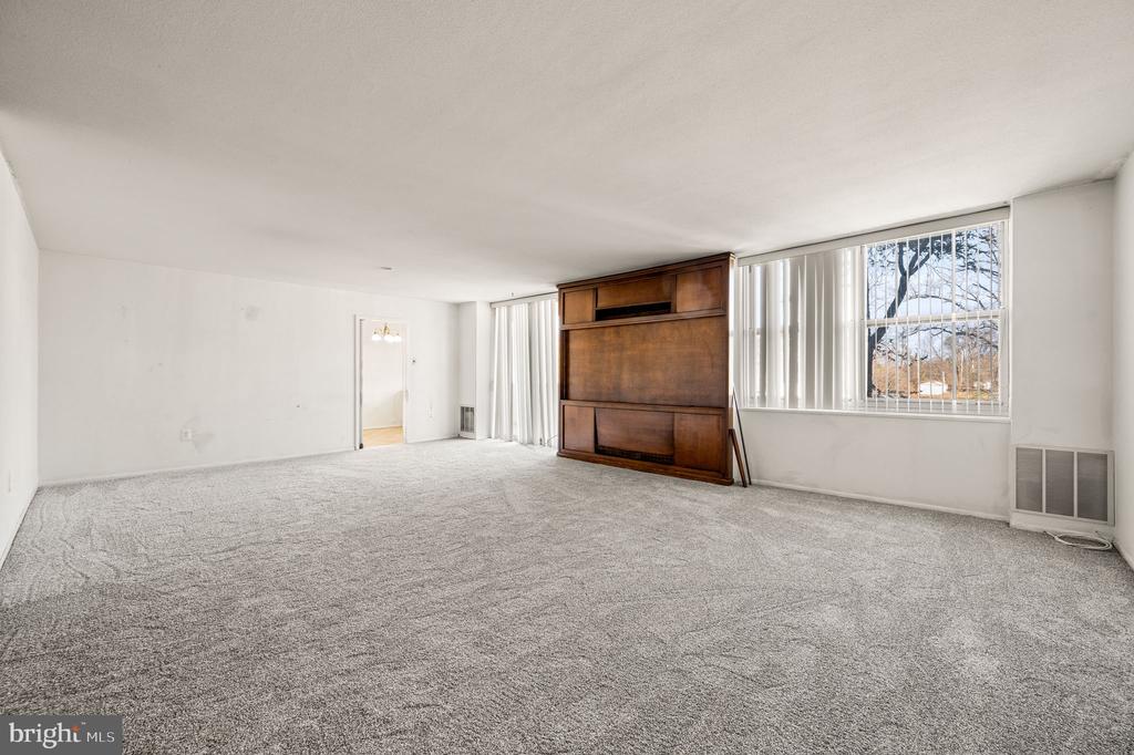 7301 Coventry Ave #402