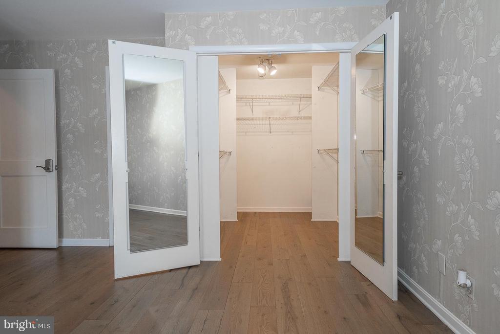 1710 Oakwood Ter #5-F