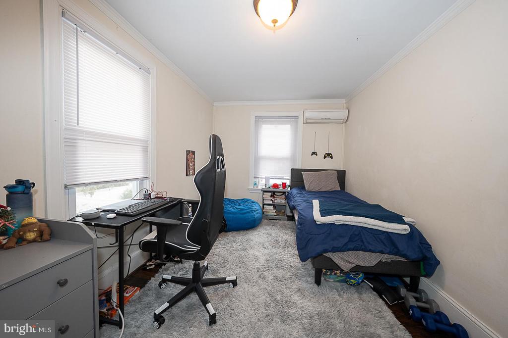 23 SCHOOL LN