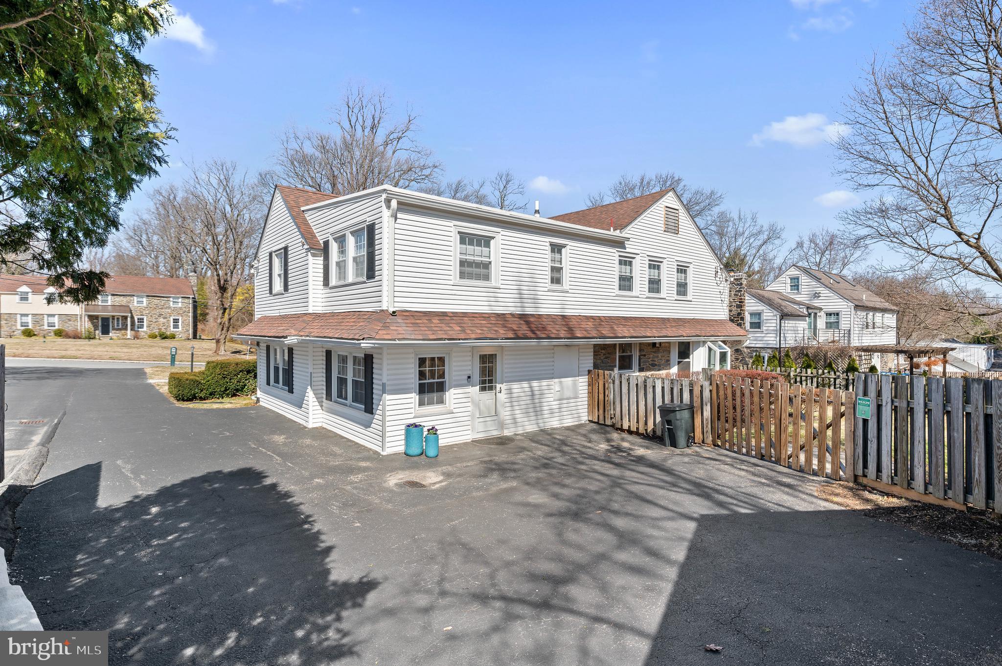 1133 N Woodbine Ave