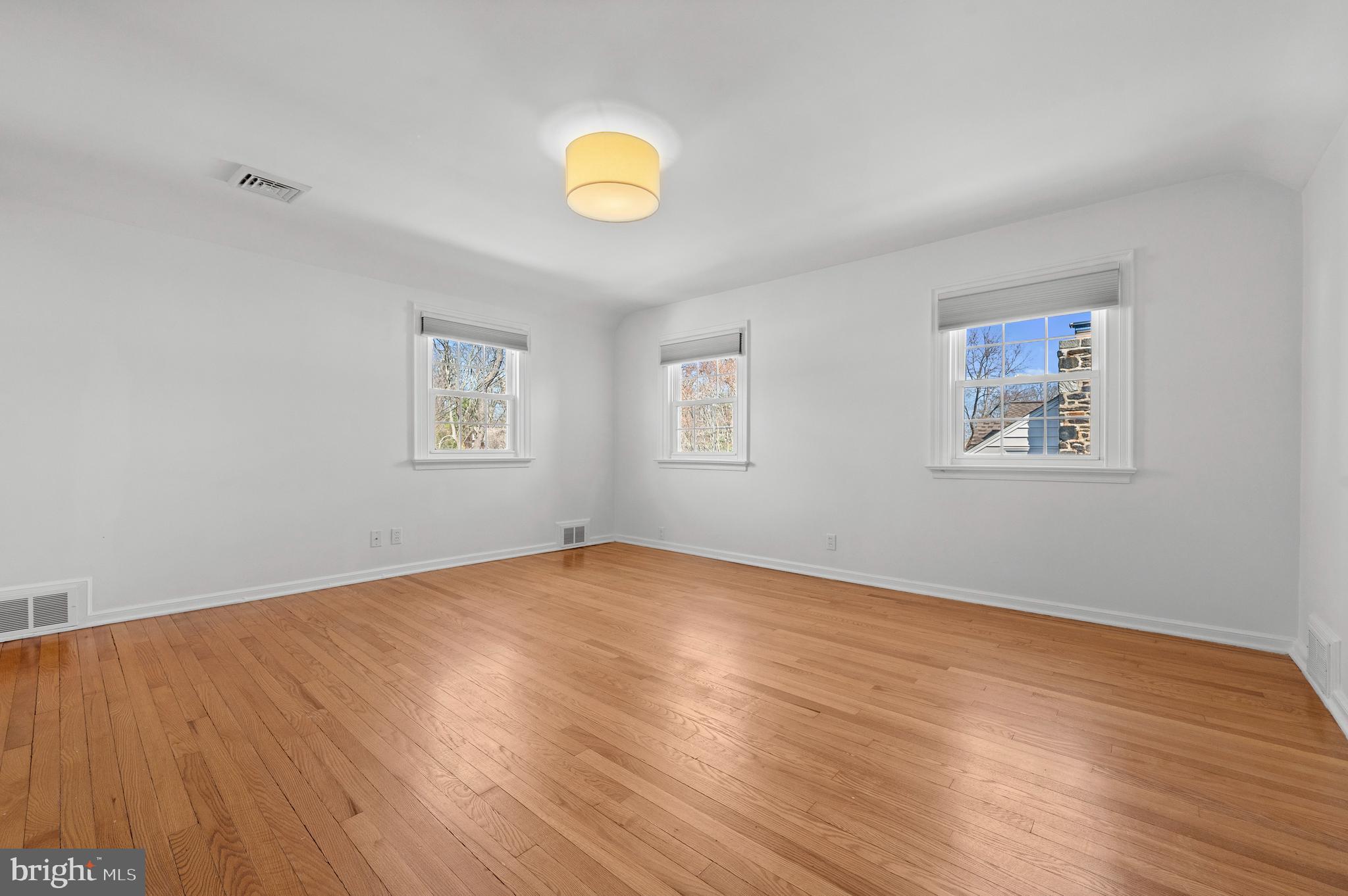 1133 N Woodbine Ave
