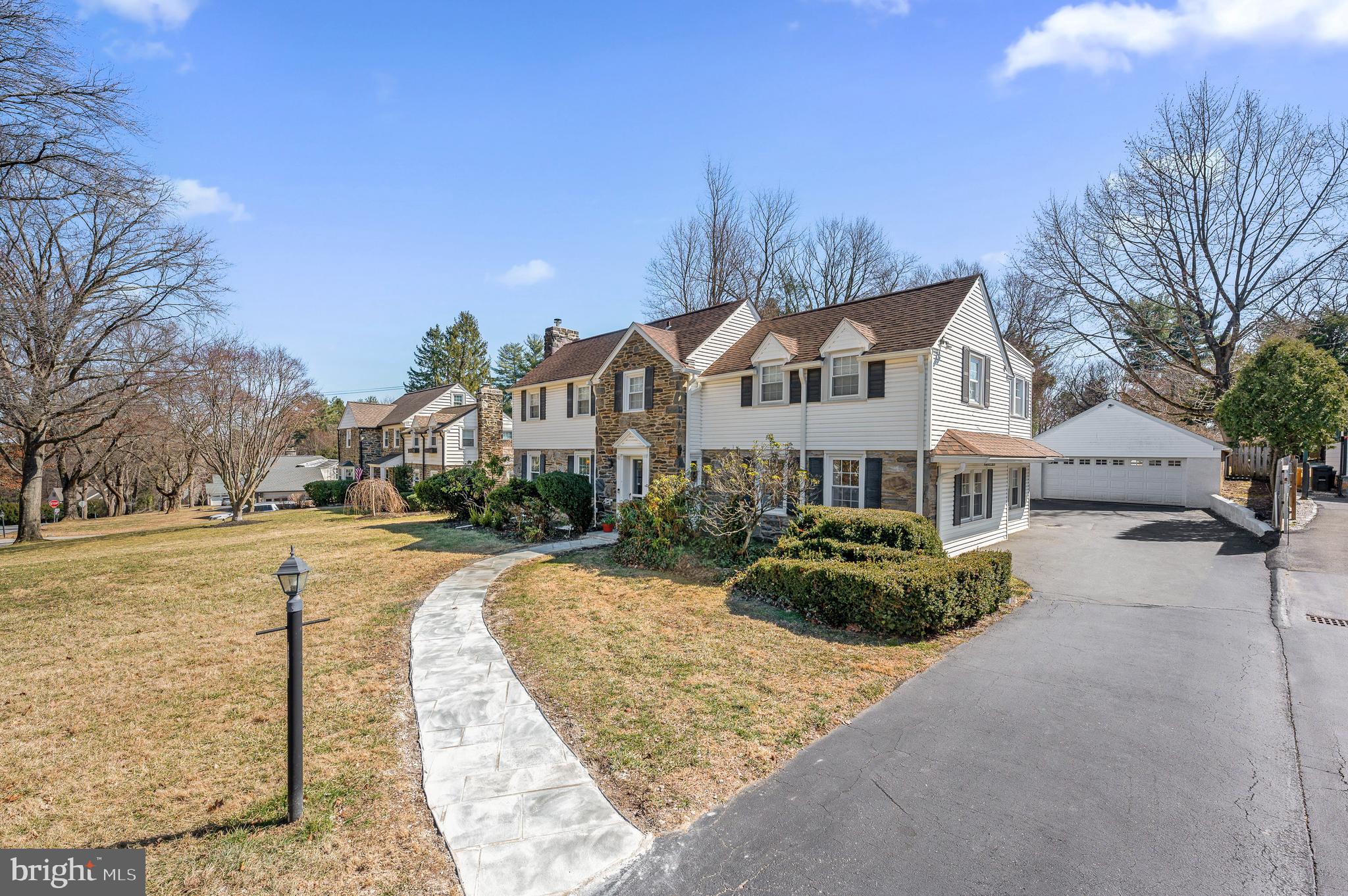 1133 N Woodbine Ave