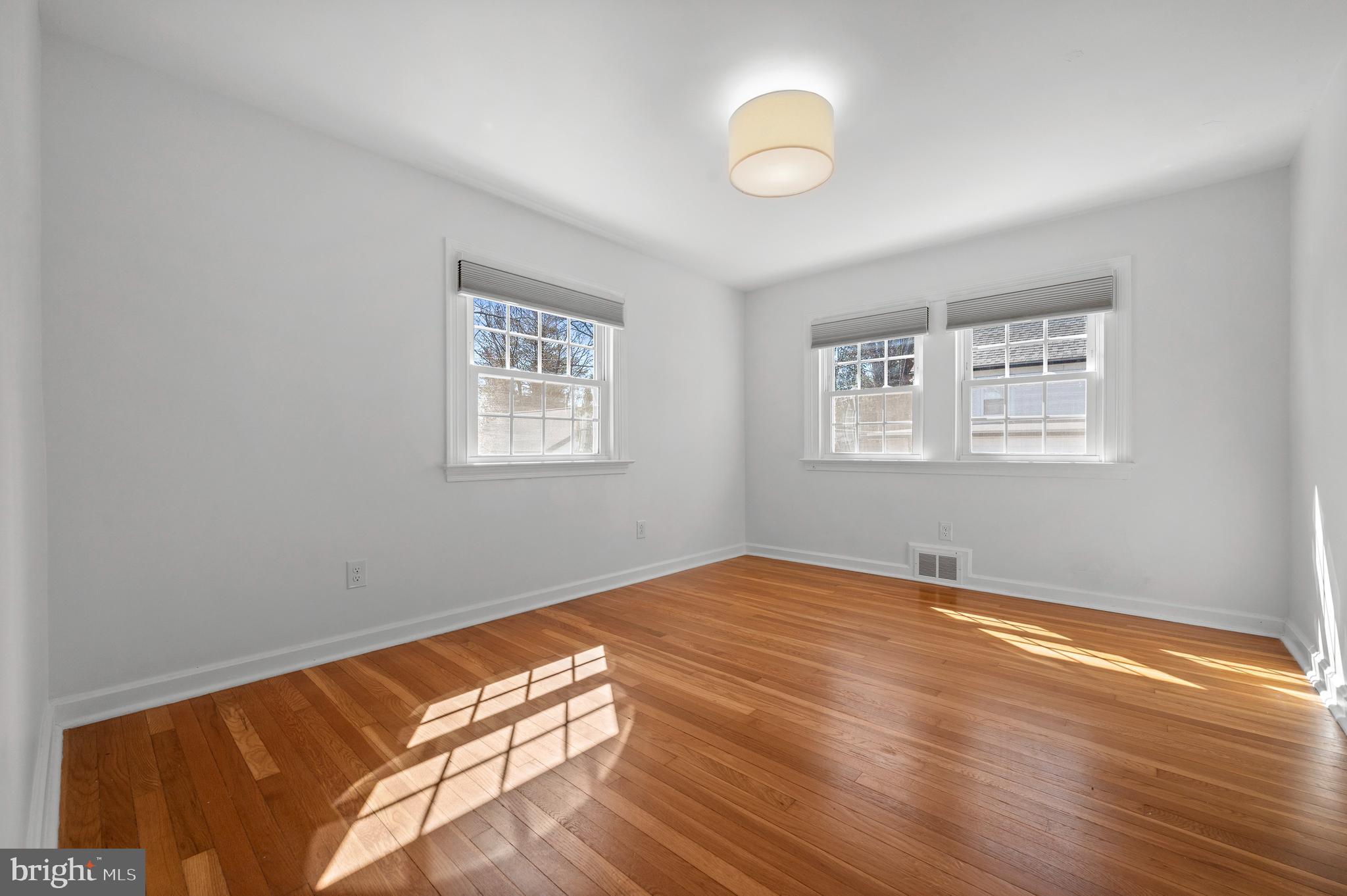 1133 N Woodbine Ave