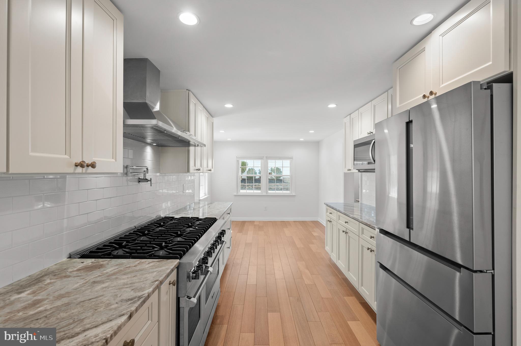 1133 N Woodbine Ave
