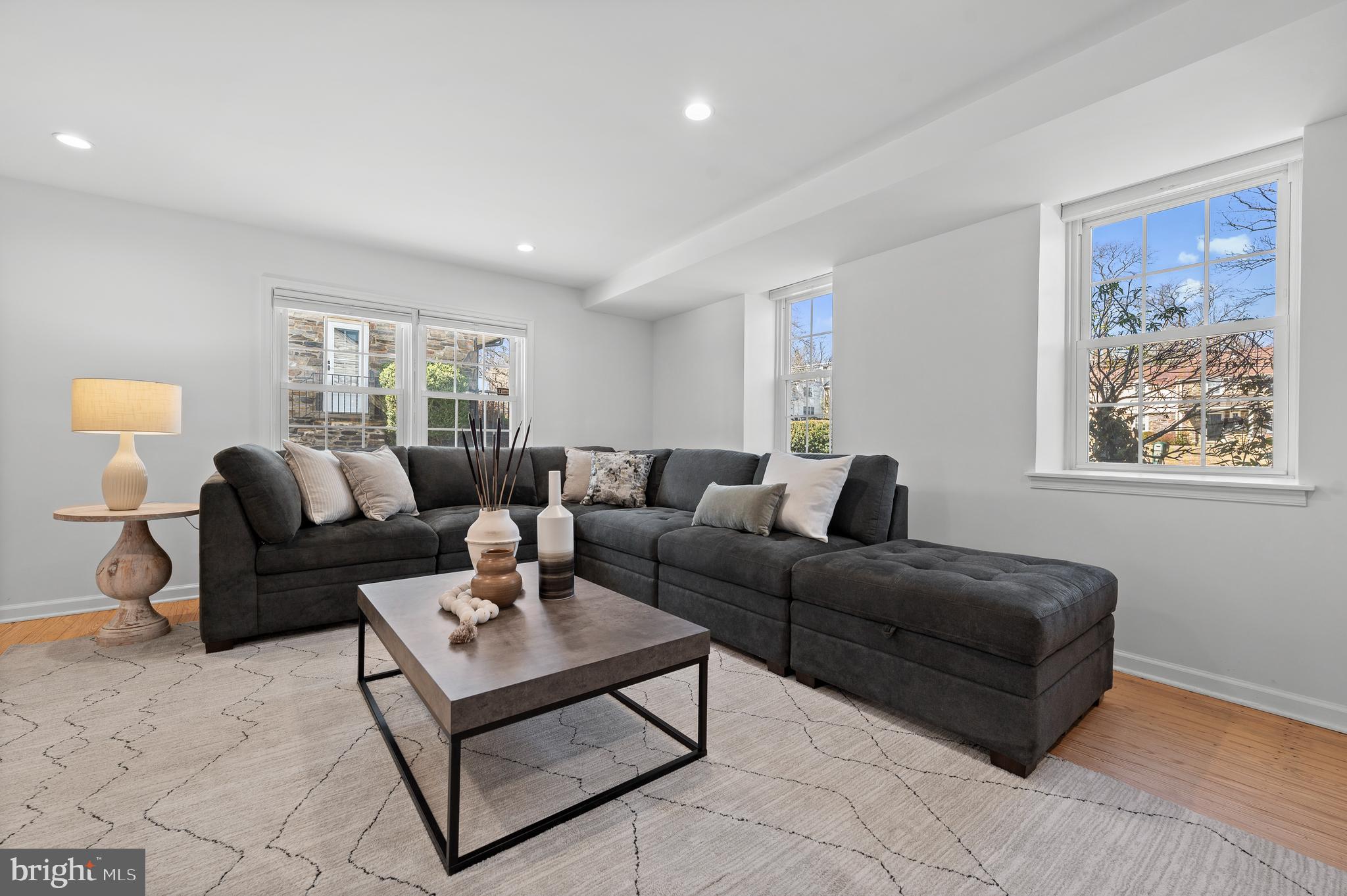 1133 N Woodbine Ave