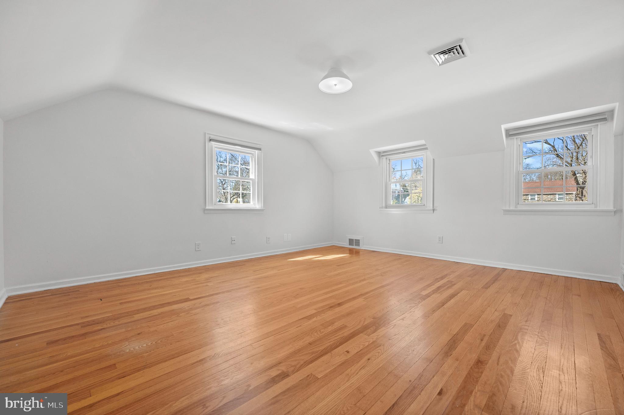 1133 N Woodbine Ave