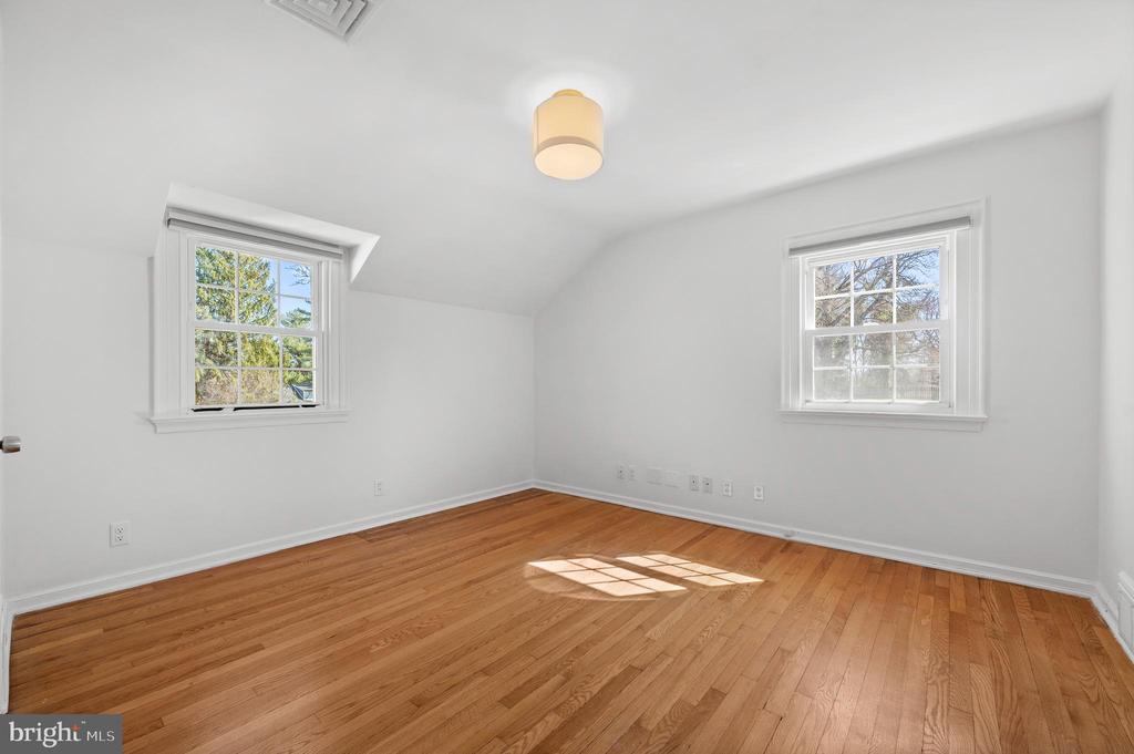 1133 N Woodbine Ave