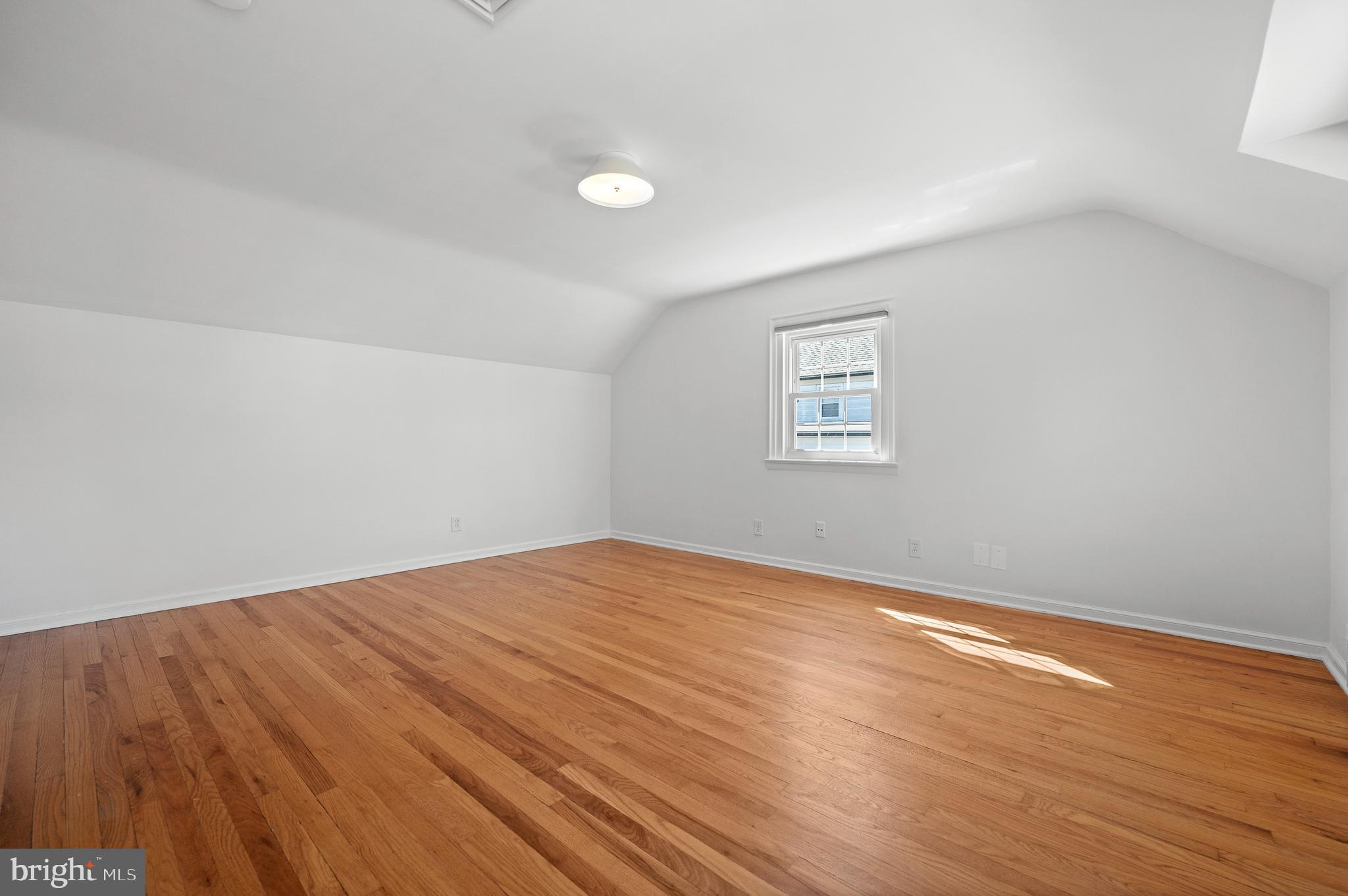 1133 N Woodbine Ave