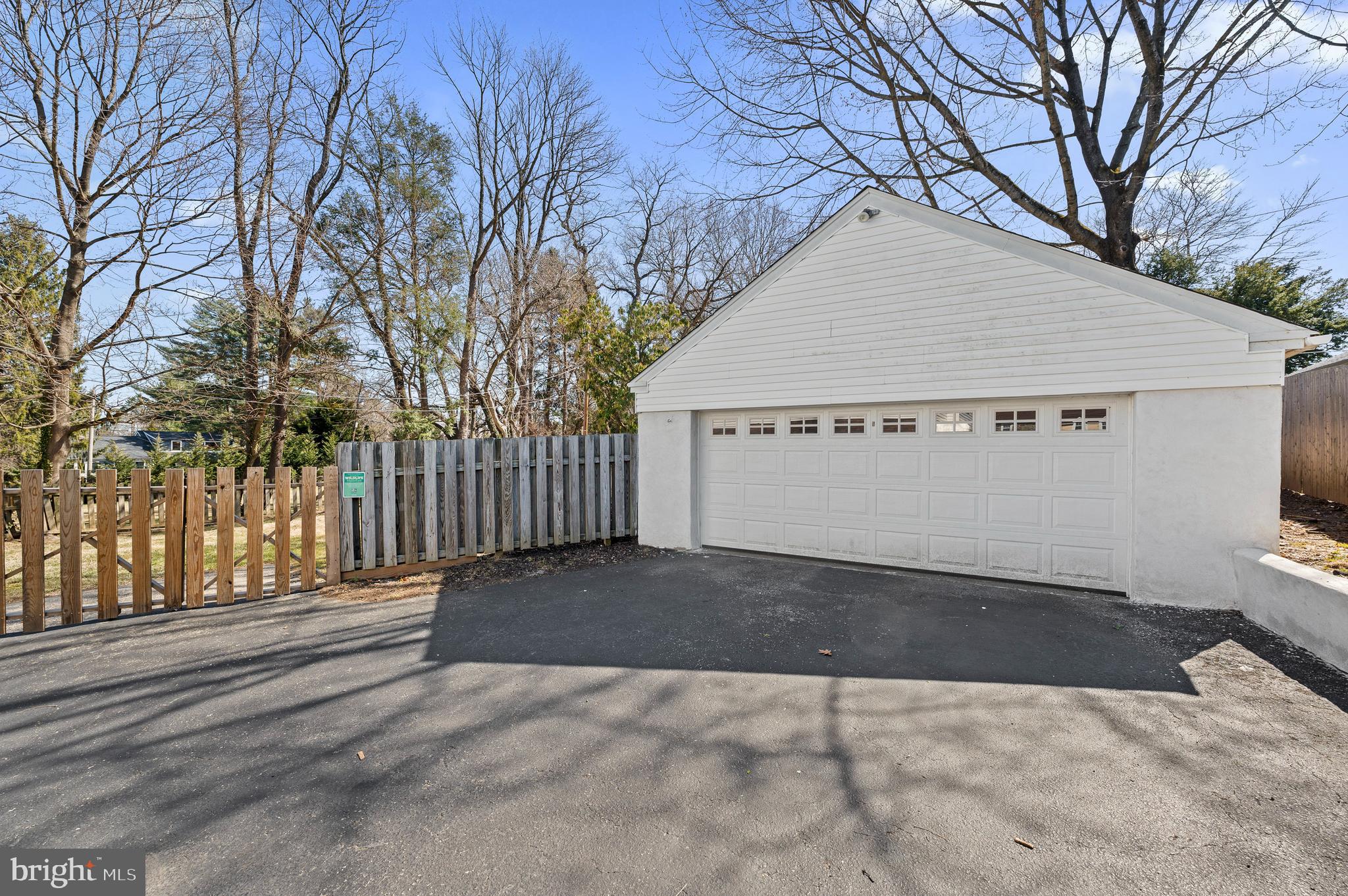 1133 N Woodbine Ave