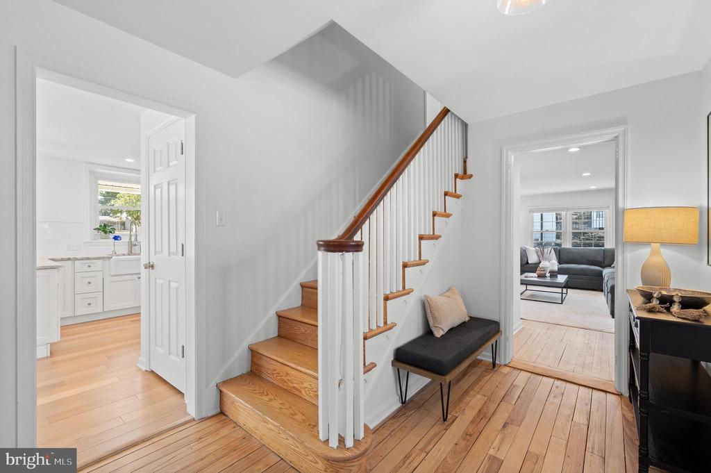 1133 N Woodbine Ave