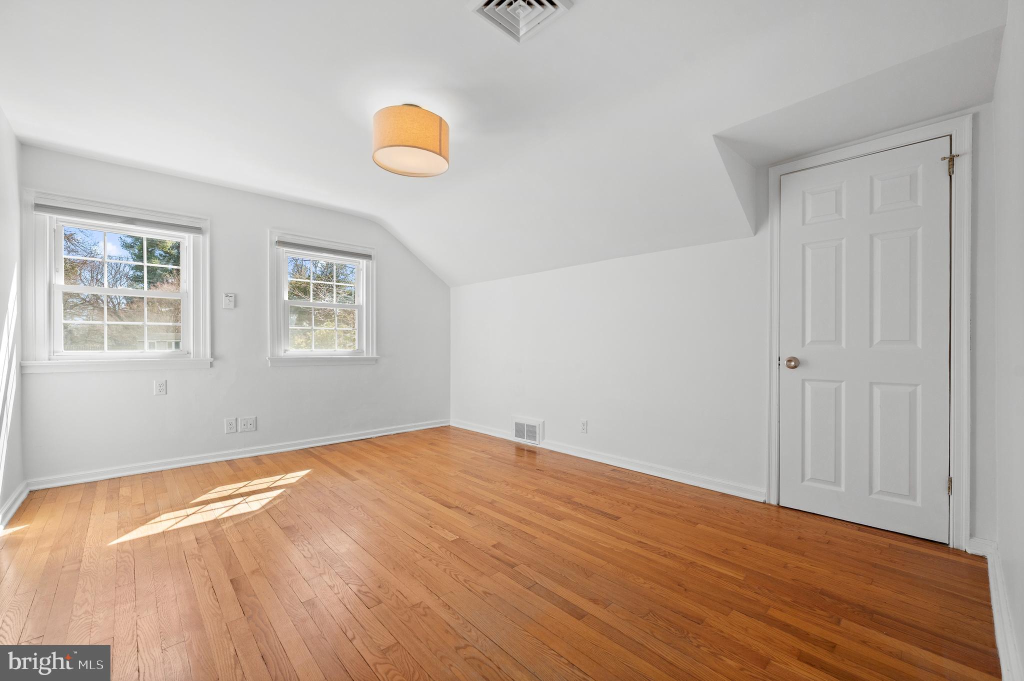 1133 N Woodbine Ave