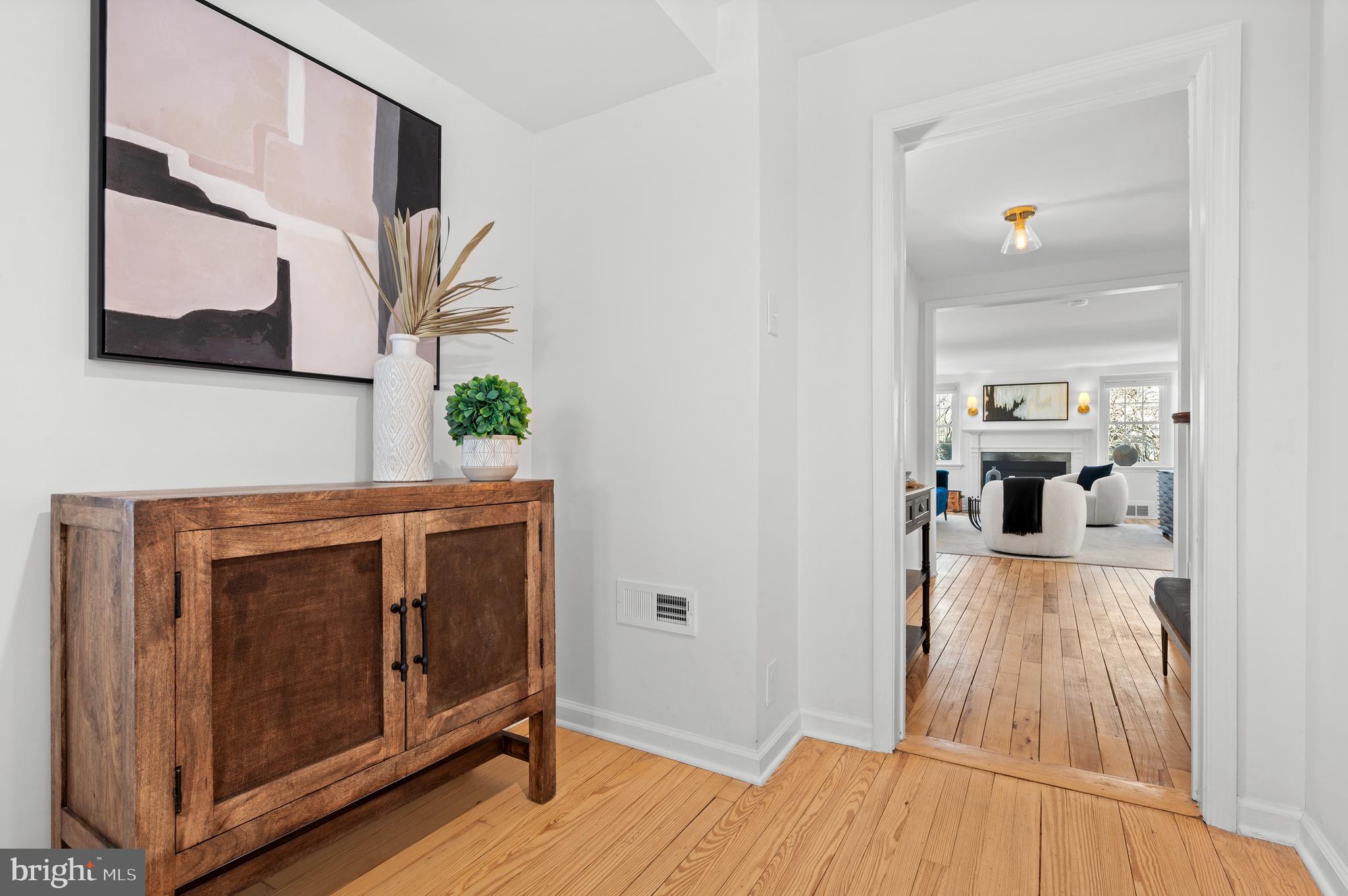 1133 N Woodbine Ave