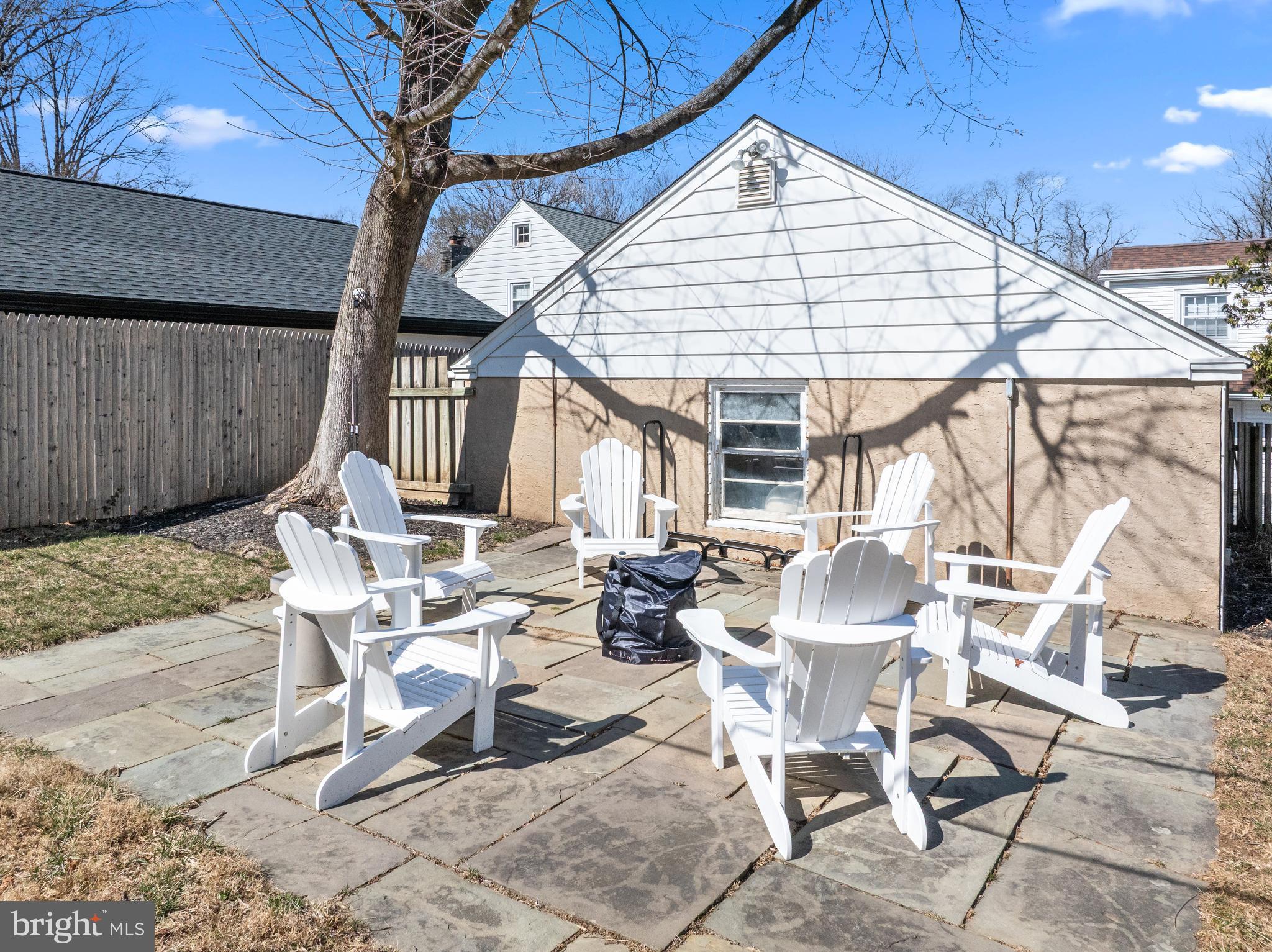 1133 N Woodbine Ave