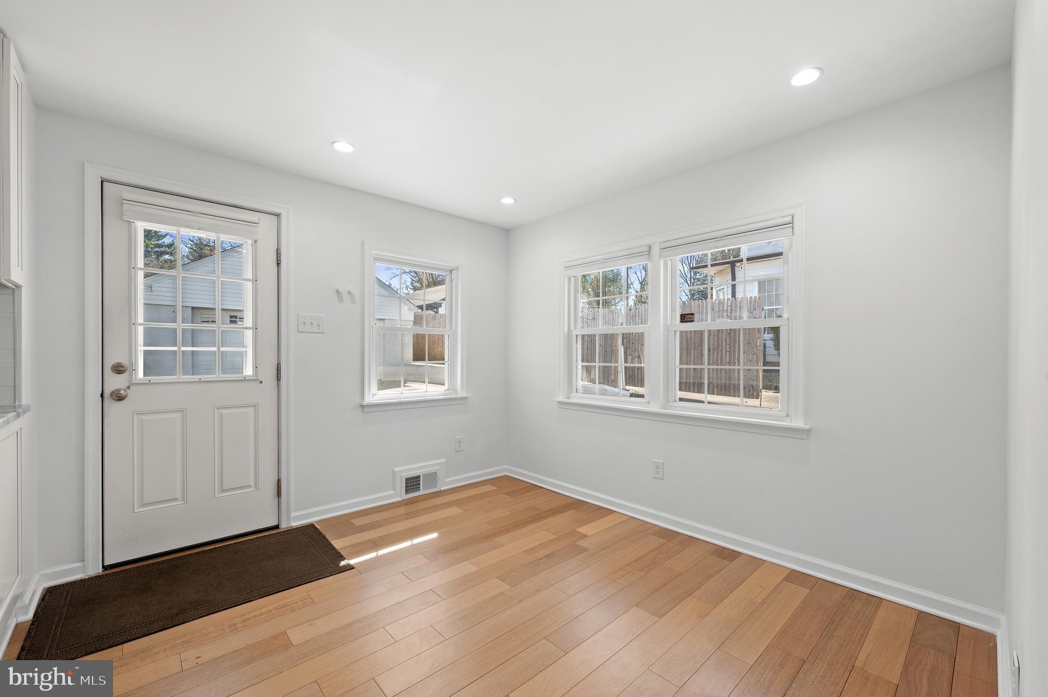 1133 N Woodbine Ave
