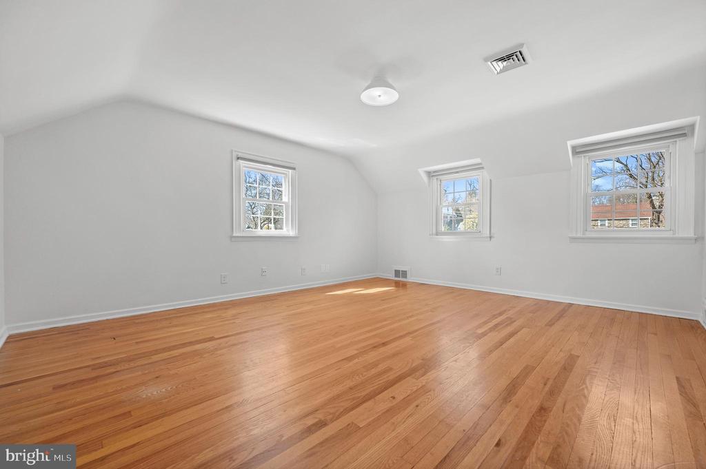 1133 N Woodbine Ave