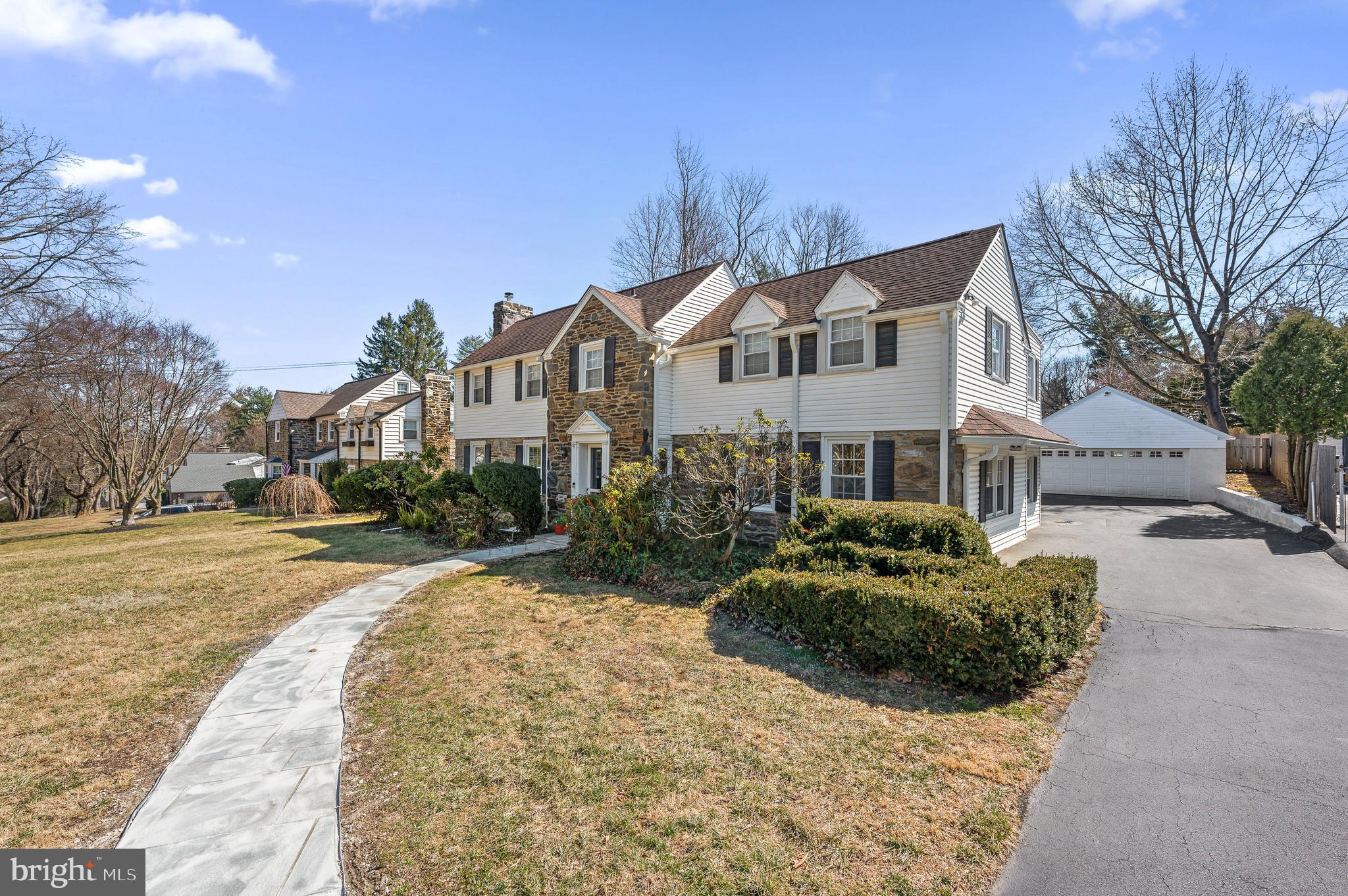 1133 N Woodbine Ave