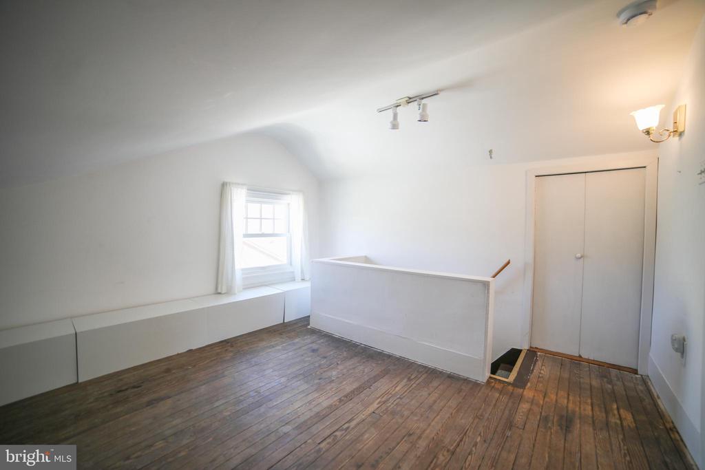 10 Elmwood Ave