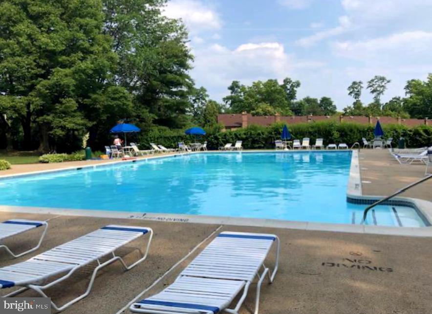 1811 Valley Glen Rd #142