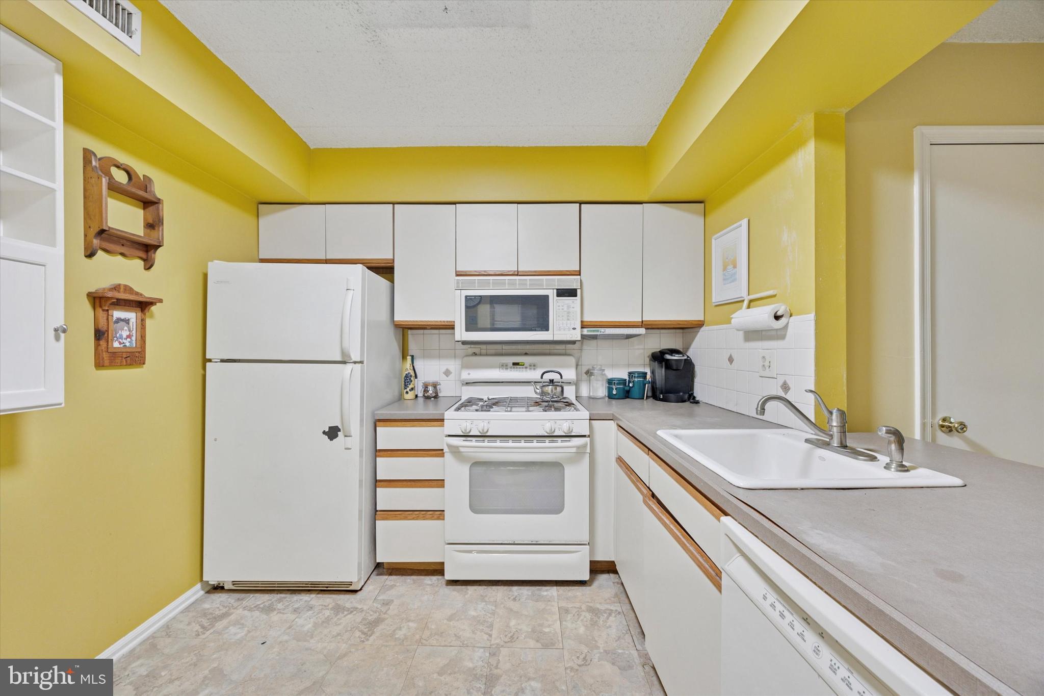 1811 Valley Glen Rd #142