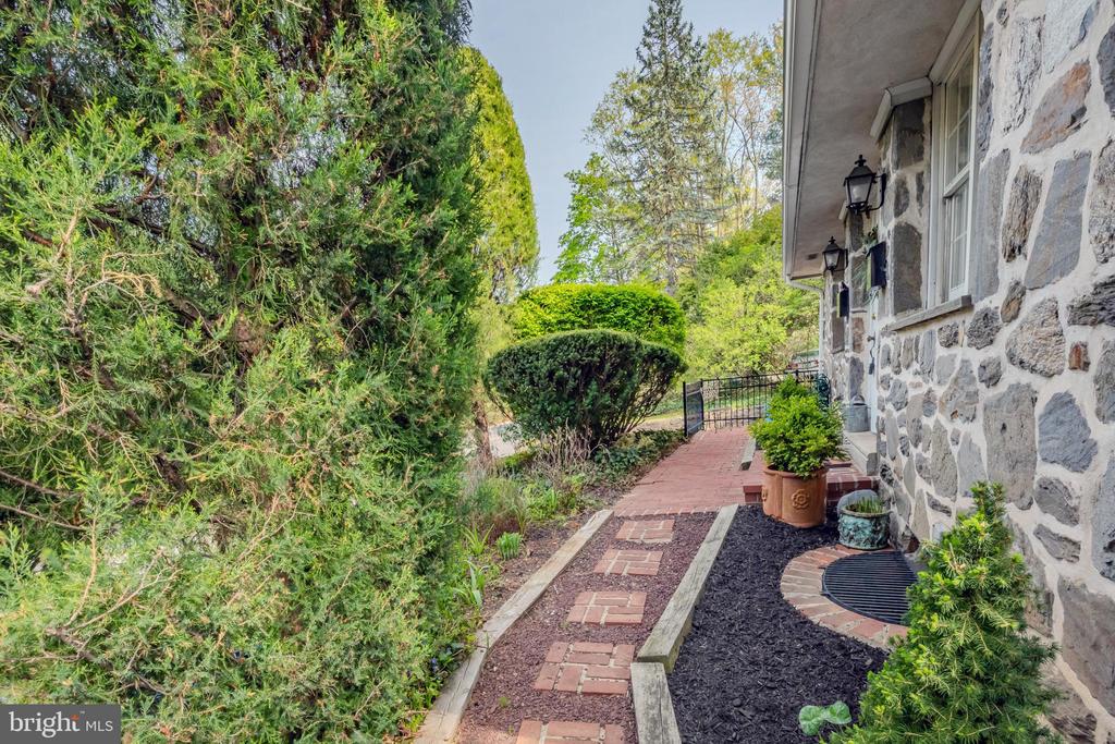 104 W Montgomery Ave #B