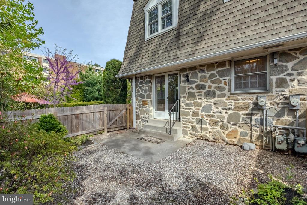 104 W Montgomery Ave #B