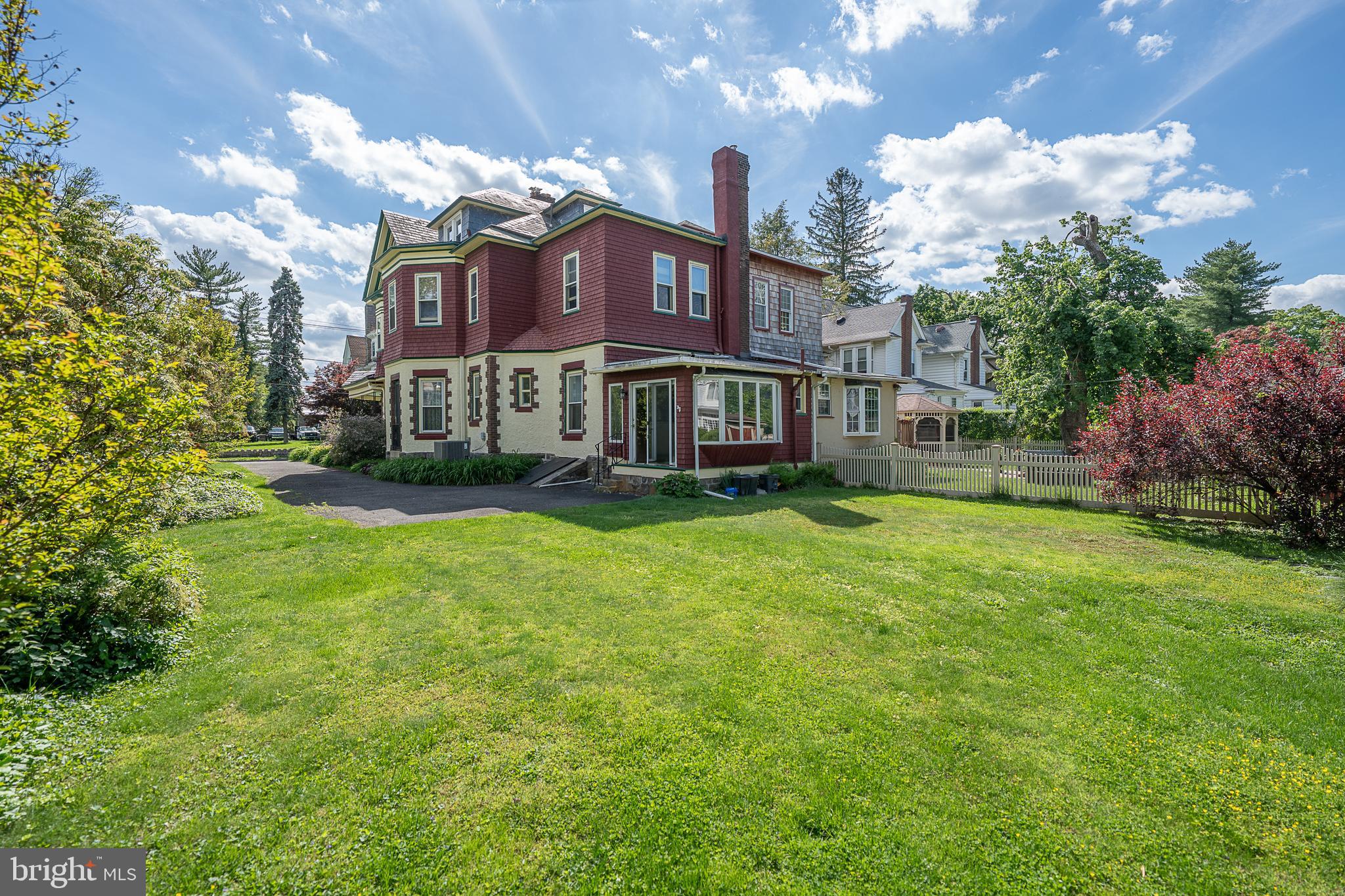 1117 Stratford Ave