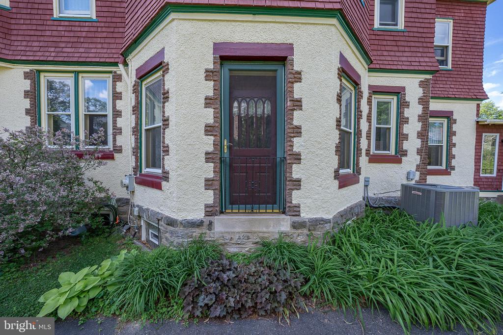 1117 Stratford Ave