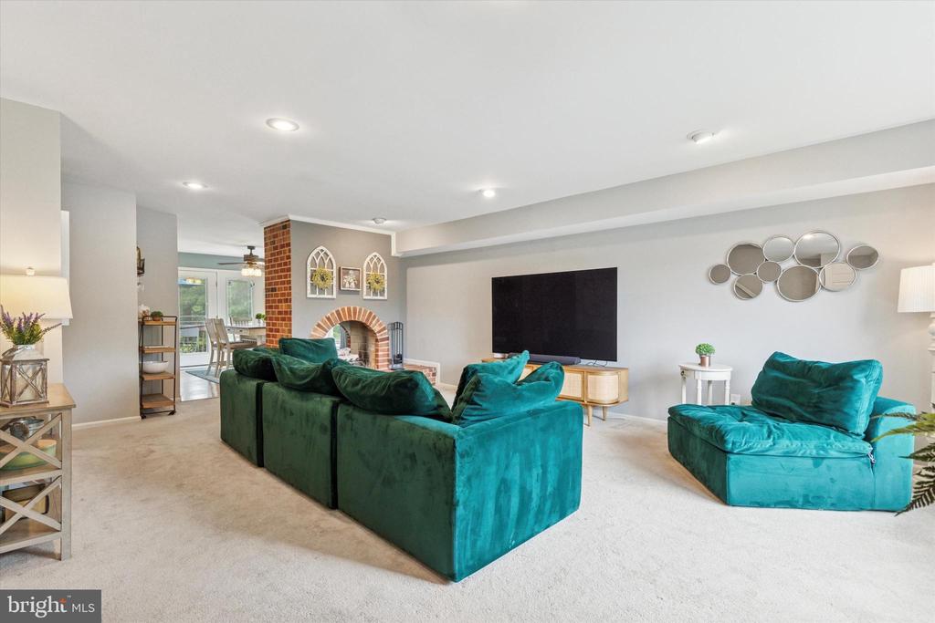 4135 Surrey Ln