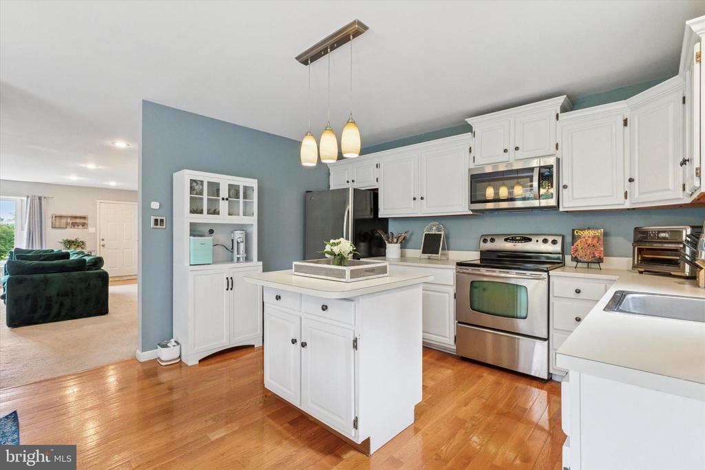 4135 Surrey Ln