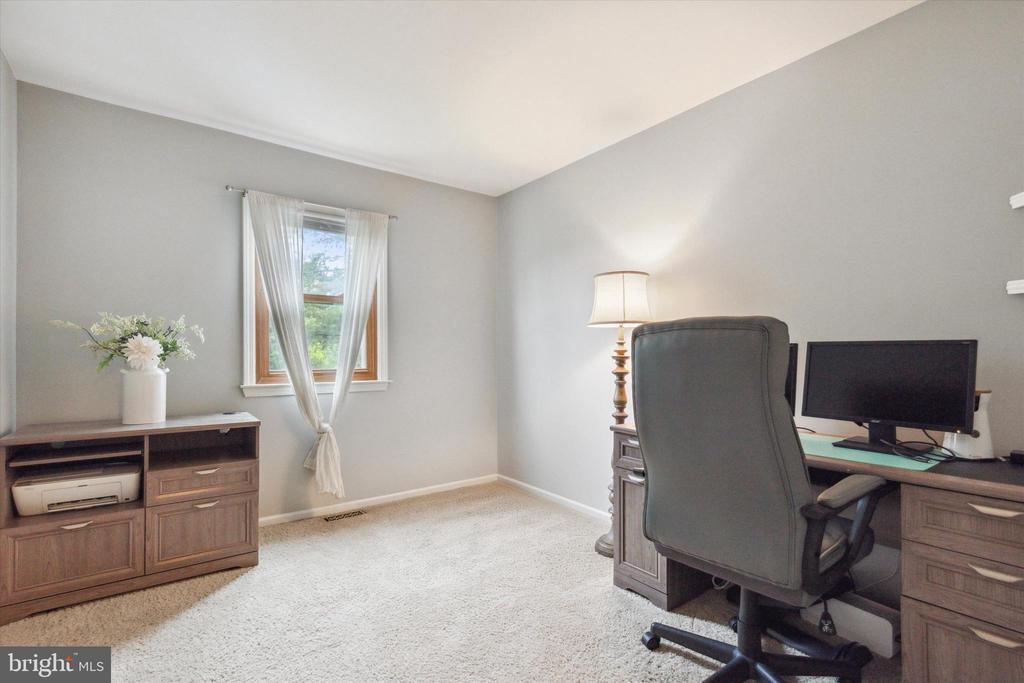 4135 Surrey Ln