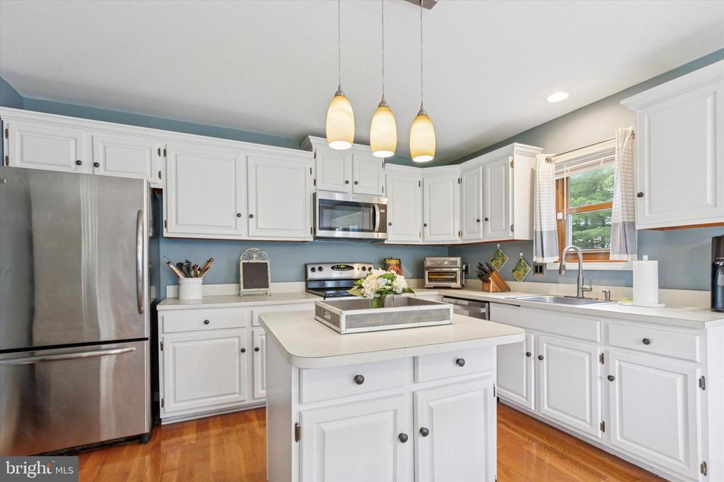 4135 Surrey Ln