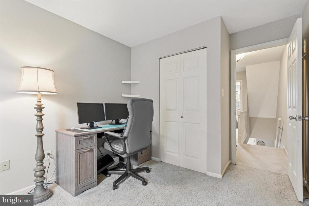4135 Surrey Ln