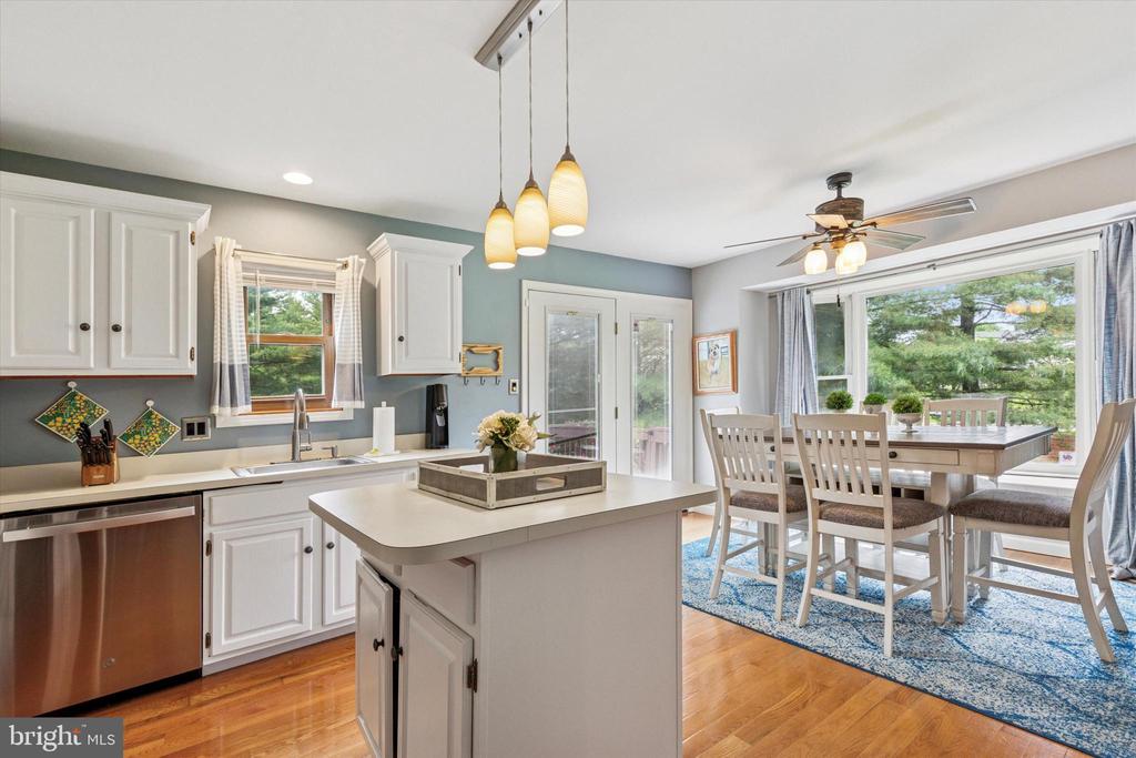 4135 Surrey Ln