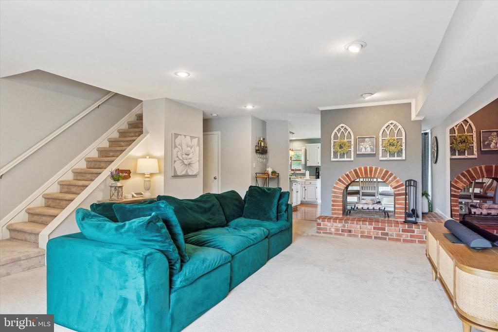 4135 Surrey Ln