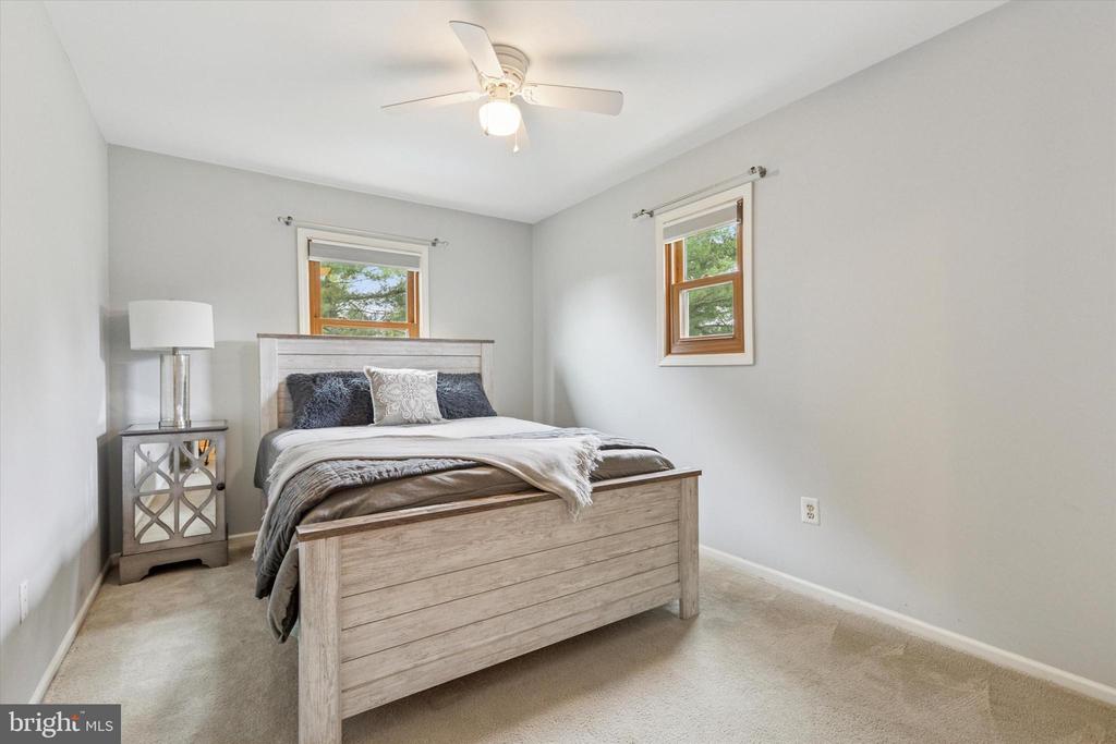 4135 Surrey Ln