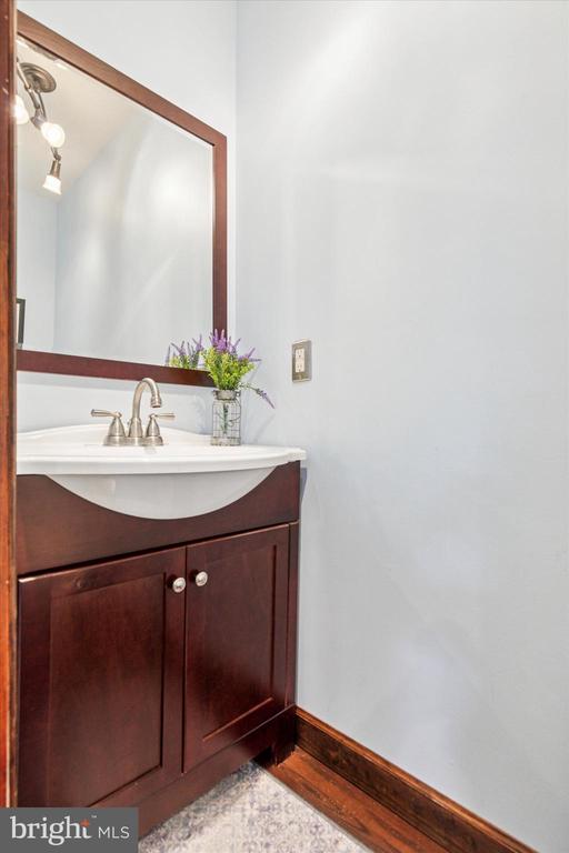 4135 Surrey Ln