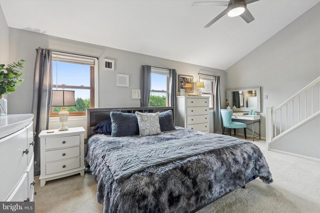 4135 Surrey Ln