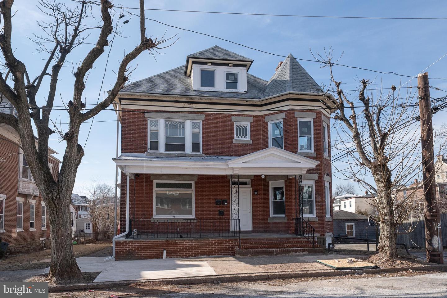 122 E 3RD ST