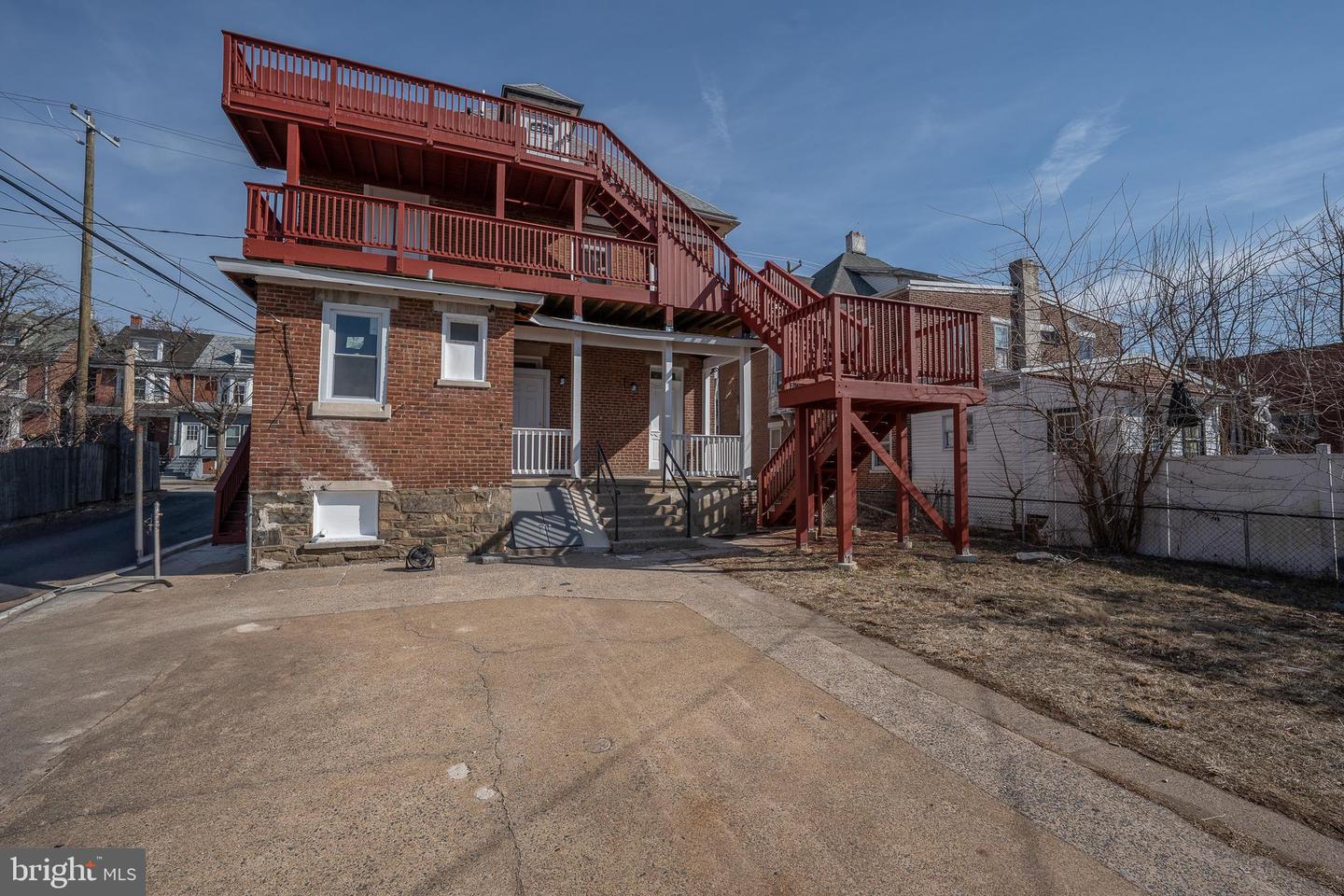 122 E 3RD ST