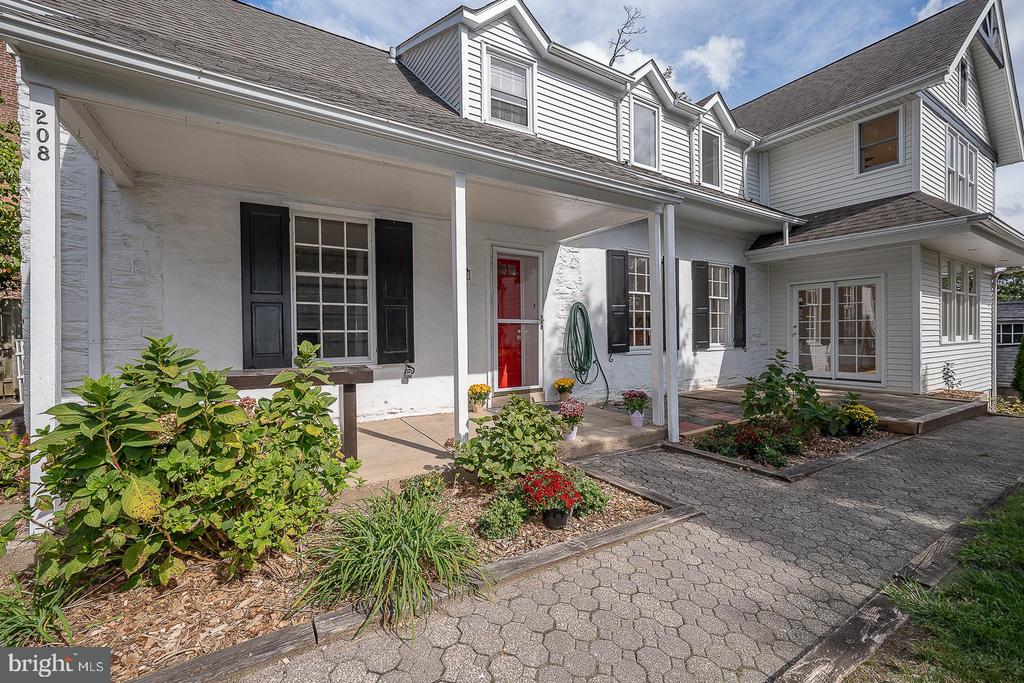 208 BARRIE ROAD