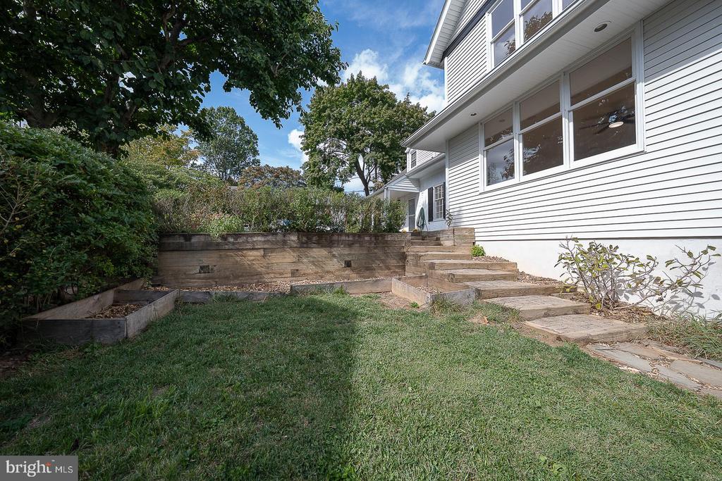 208 BARRIE ROAD