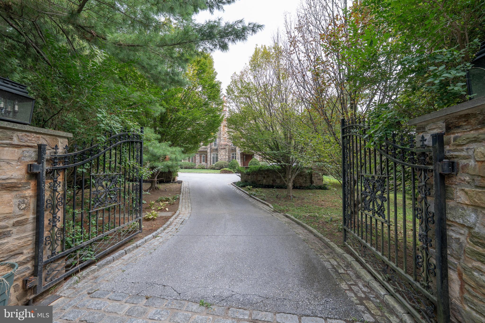 909 WAVERLY ROAD