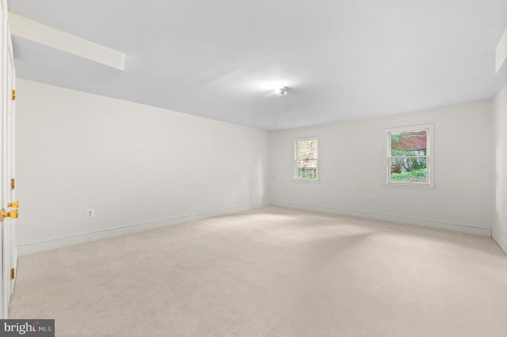 1140 GREEN TREE LANE