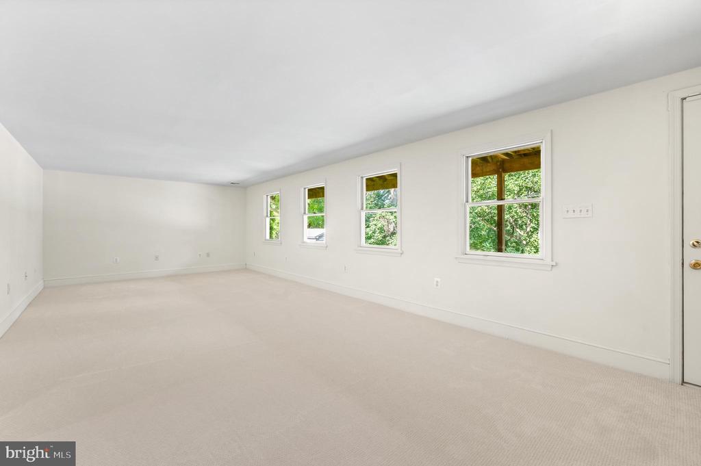 1140 GREEN TREE LANE