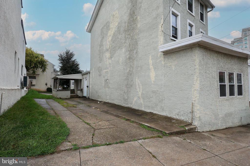 200 FORD 1ST FLOOR