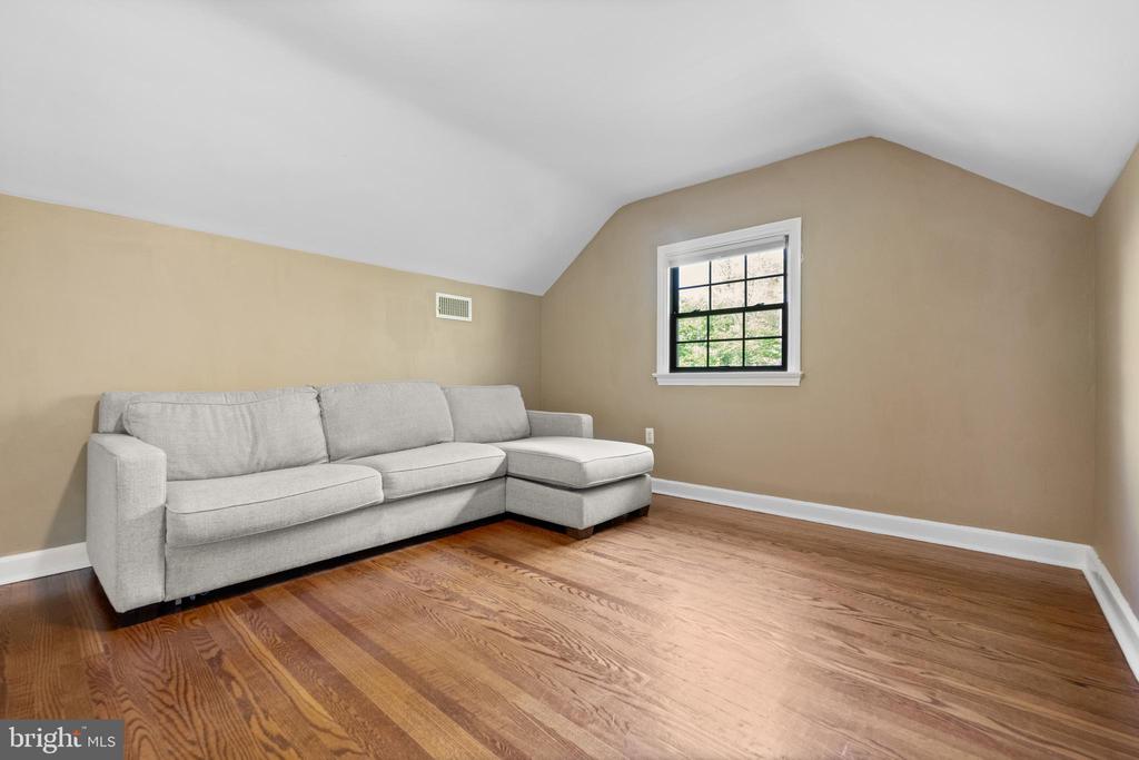 421 PARKVIEW DRIVE