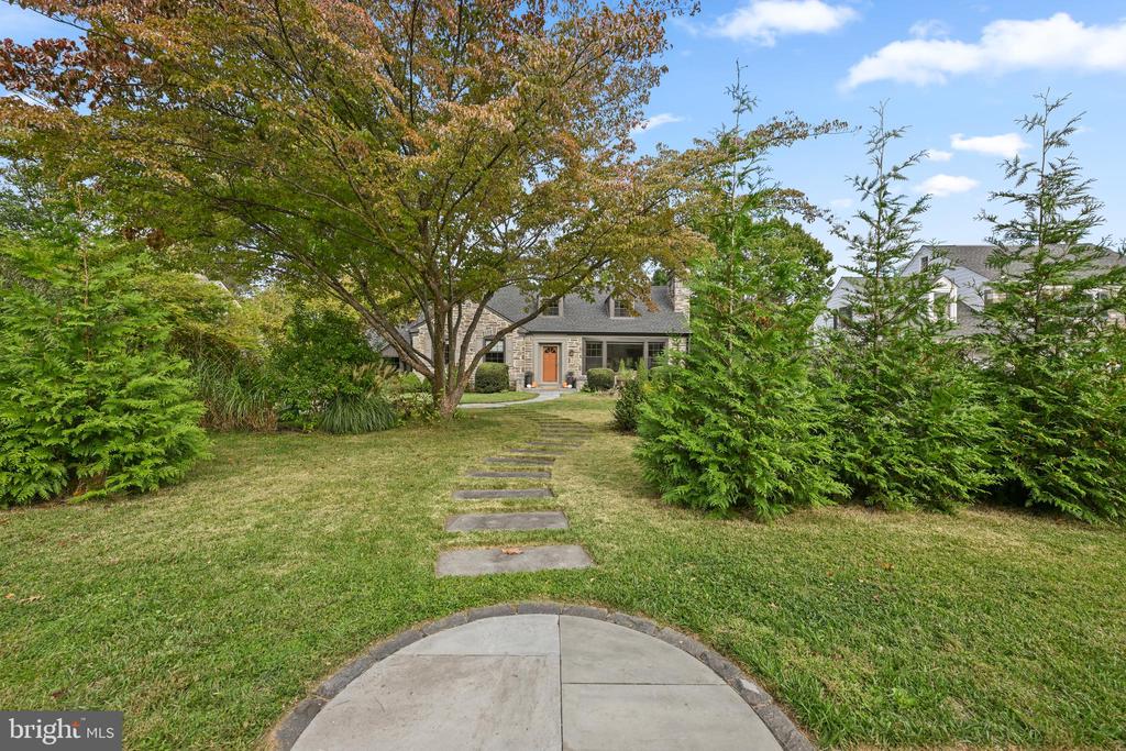 421 PARKVIEW DRIVE